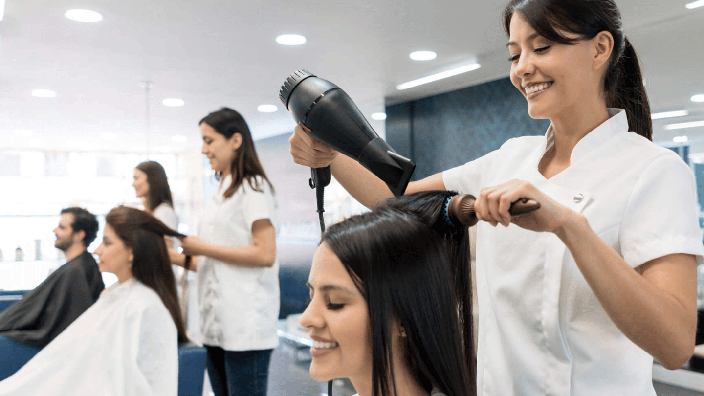 Dia do Cabeleireiro: Celebrando a Arte de Transformar os Cabelos