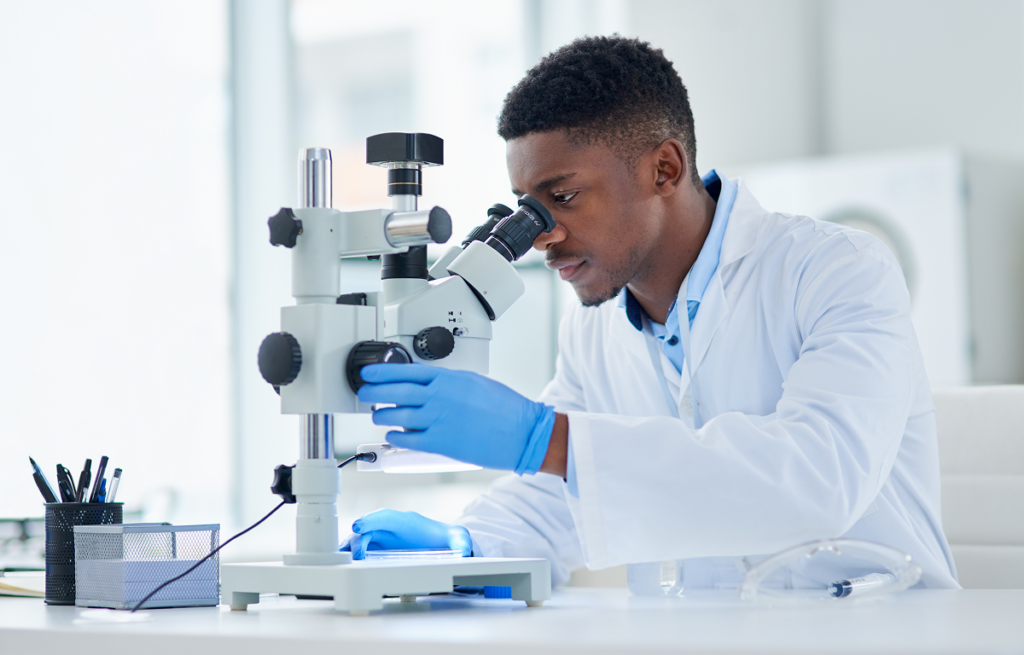 Dia do Biomédico: Contribuindo para a Saúde e o Bem-Estar da Sociedade