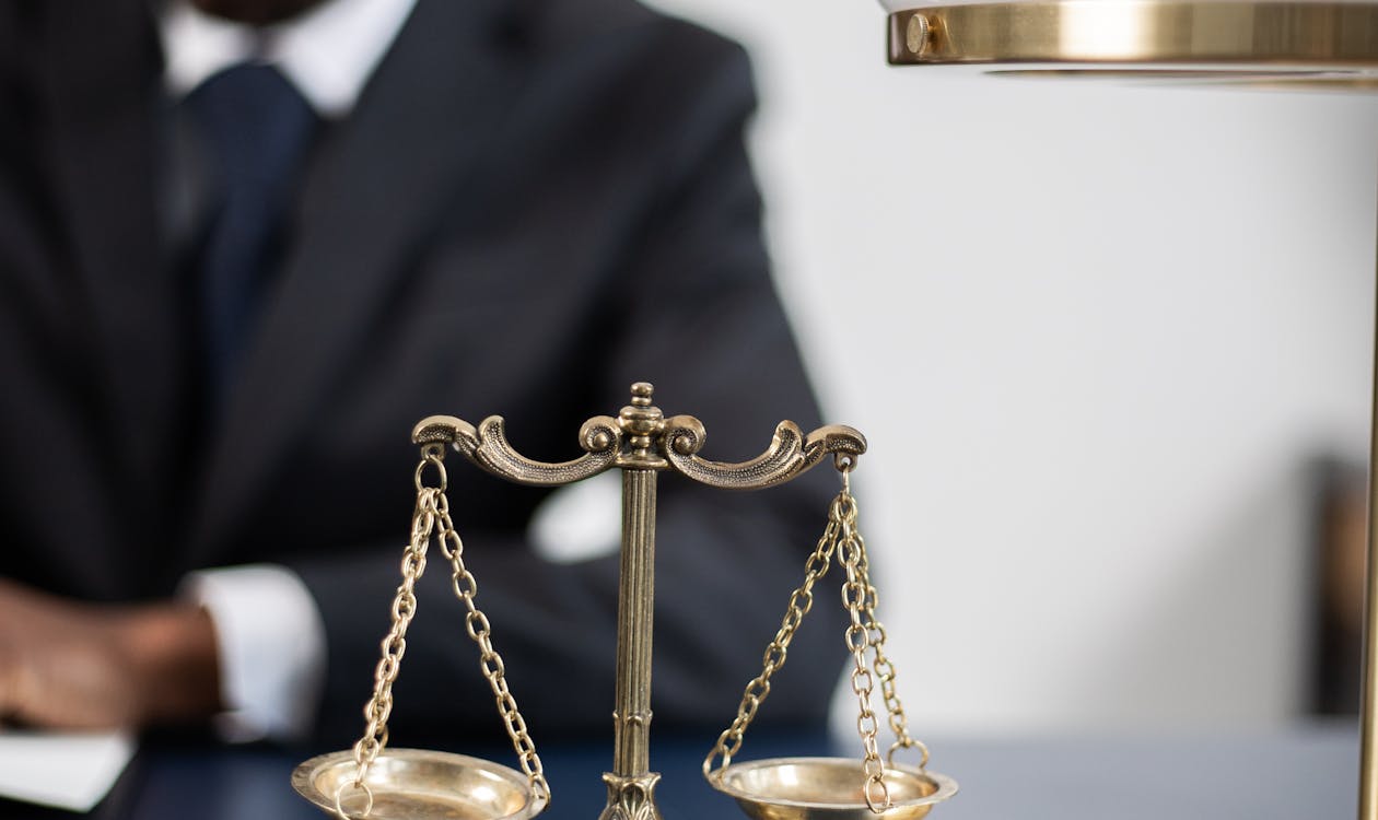 Balança da justiça em escritório de advocacia