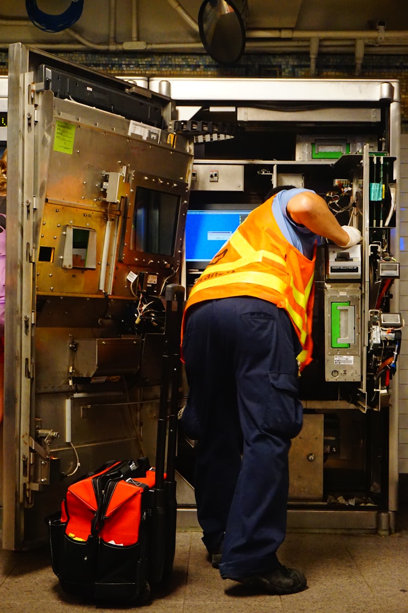 Técnico fazendo manutenção em equipamento de refrigeração