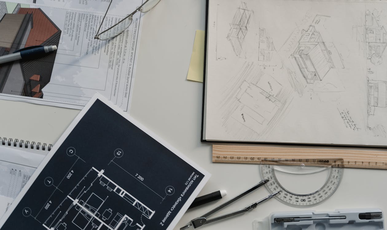 Arquiteto analisando planta e projeto em escritório