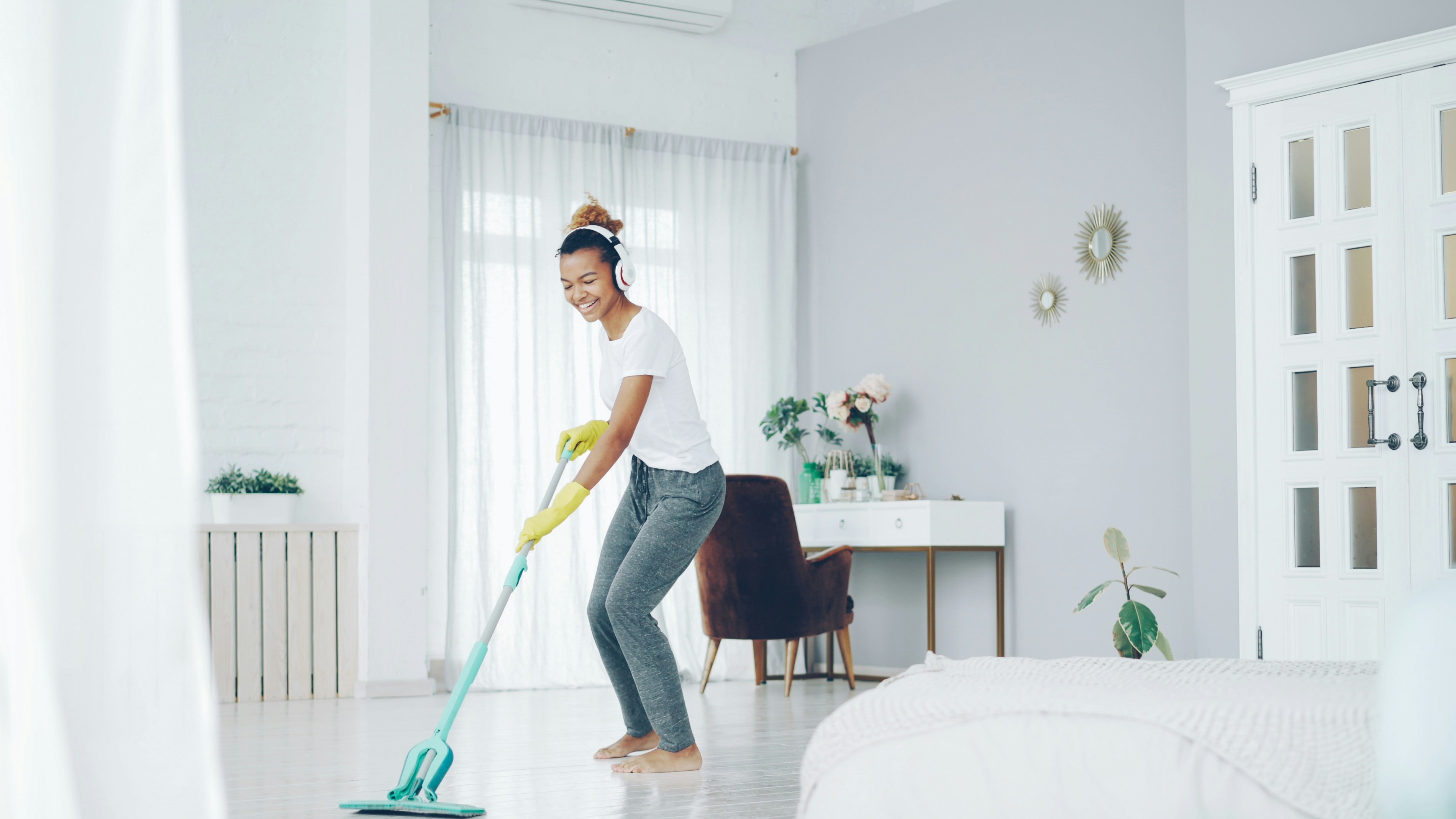 Diarista fazendo limpeza profissional em apartamento