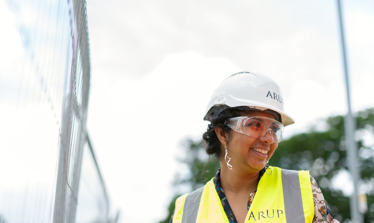 Engenheiro civil analisando projeto estrutural em obra
