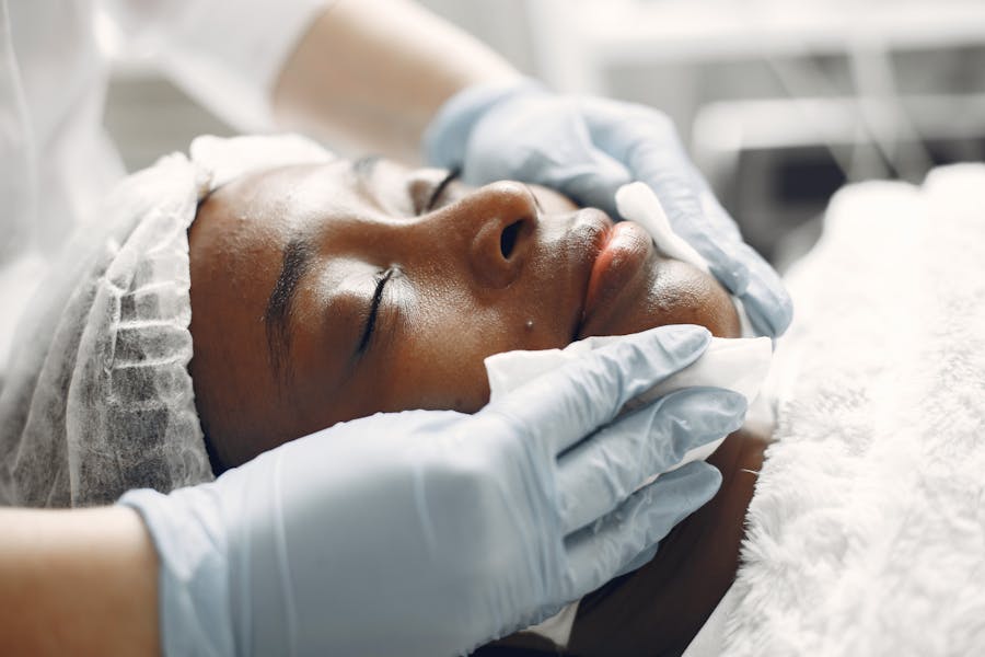 Esteticista realizando tratamento facial