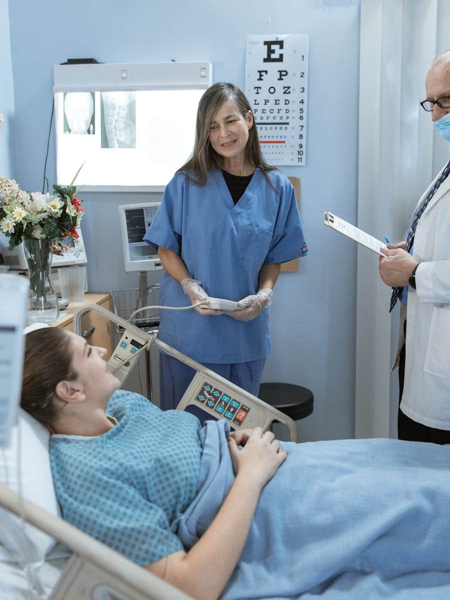 Fisioterapeuta realizando atendimento com paciente