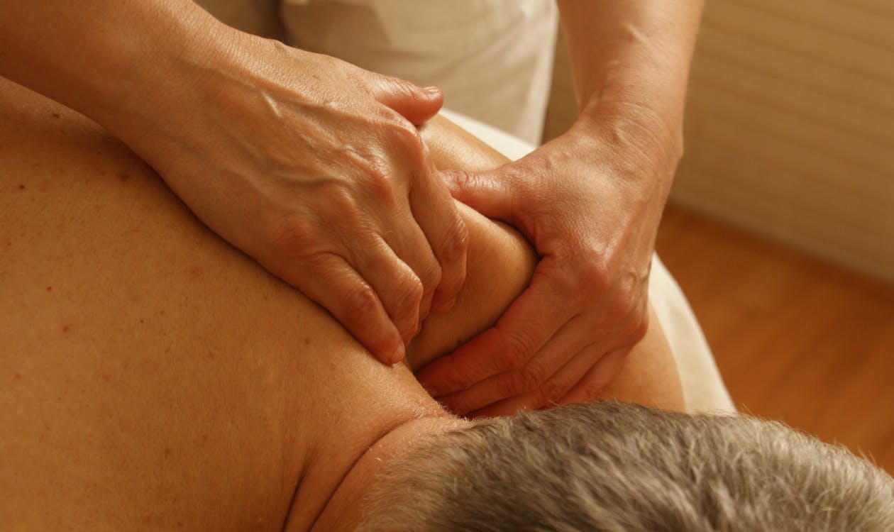 Fisioterapeuta realizando massagem terapêutica