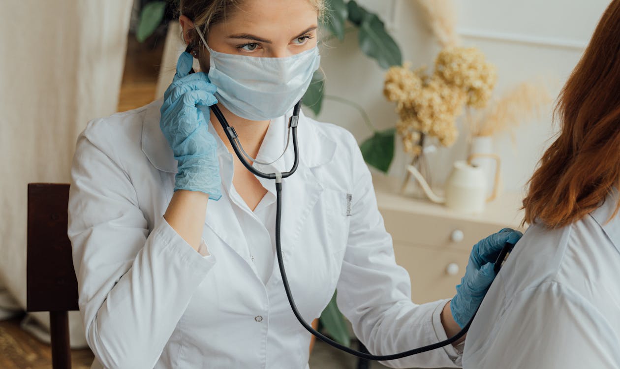 Fisioterapeuta realizando avaliação postural em paciente
