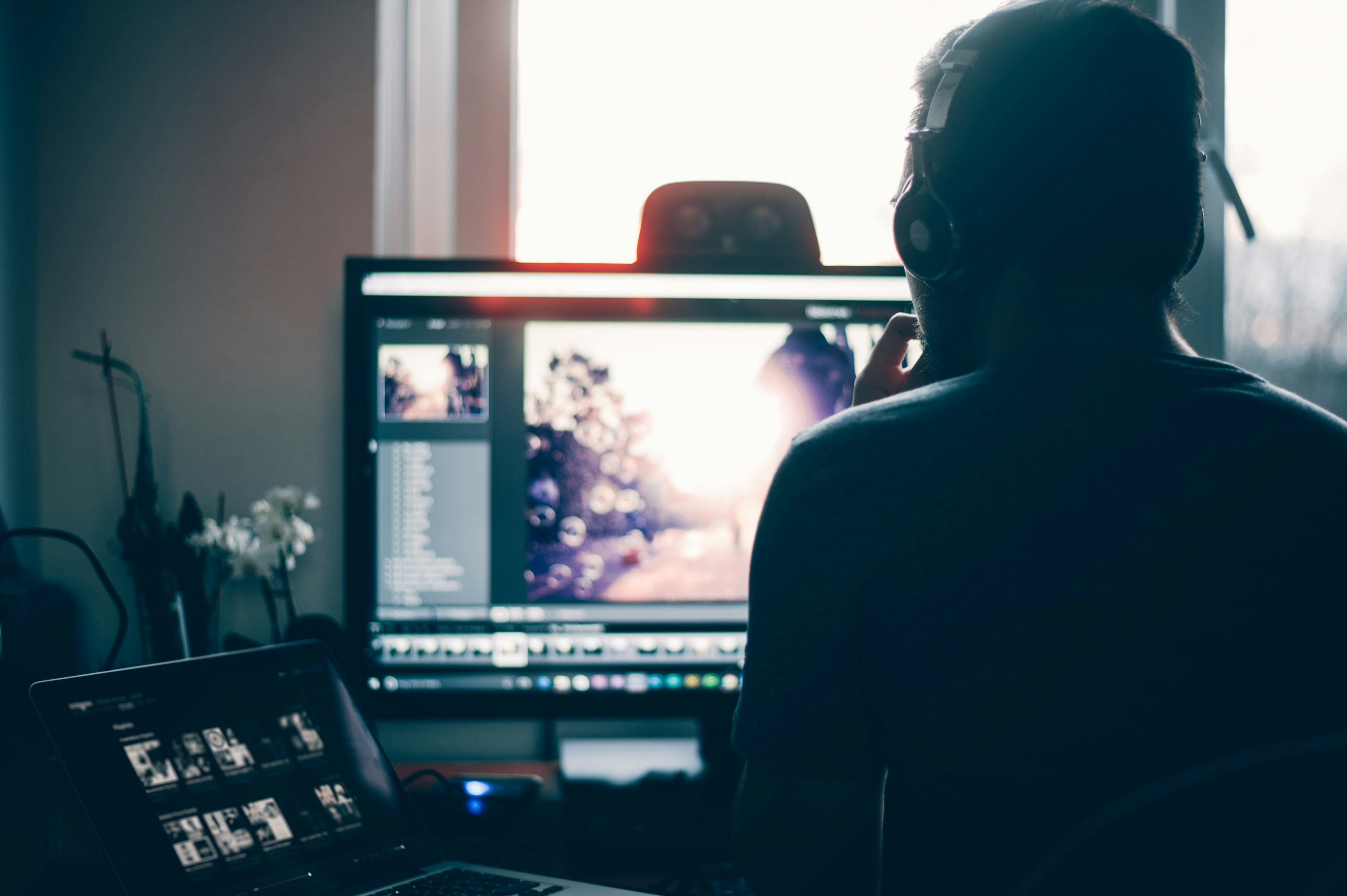 Fotógrafo editando fotos no computador com atenção profissional