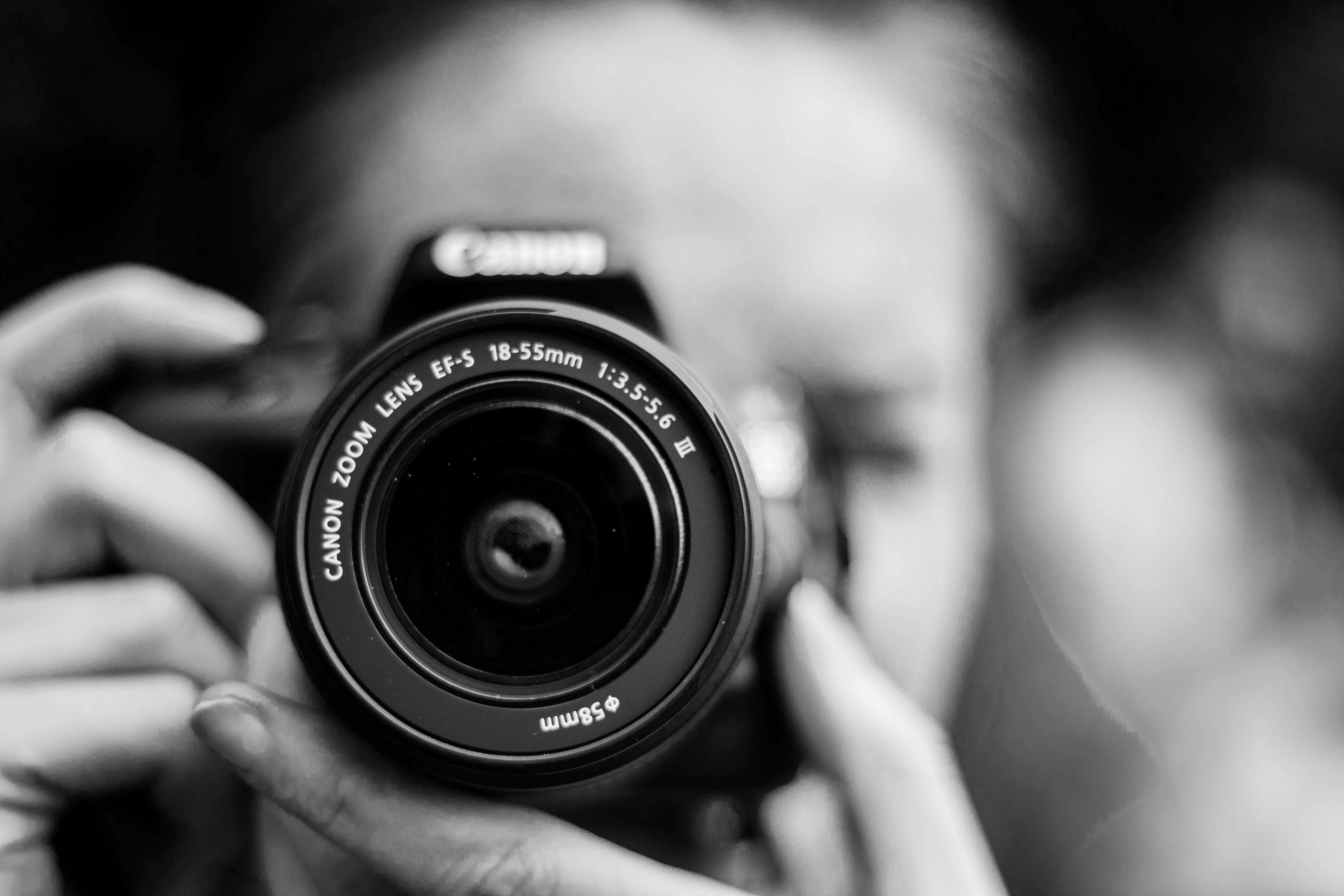 Fotógrafo profissional com câmera em sessão de fotos