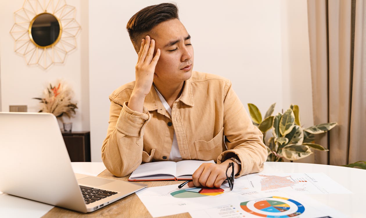 Microempreendedor estressado com documentos e sem organização financeira