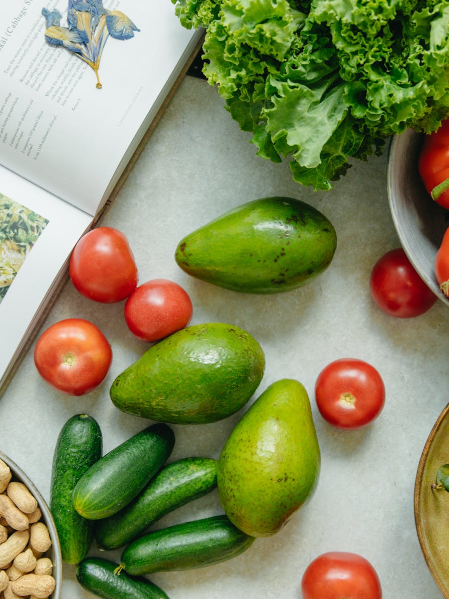 Nutricionista com alimentos saudáveis e planejamento