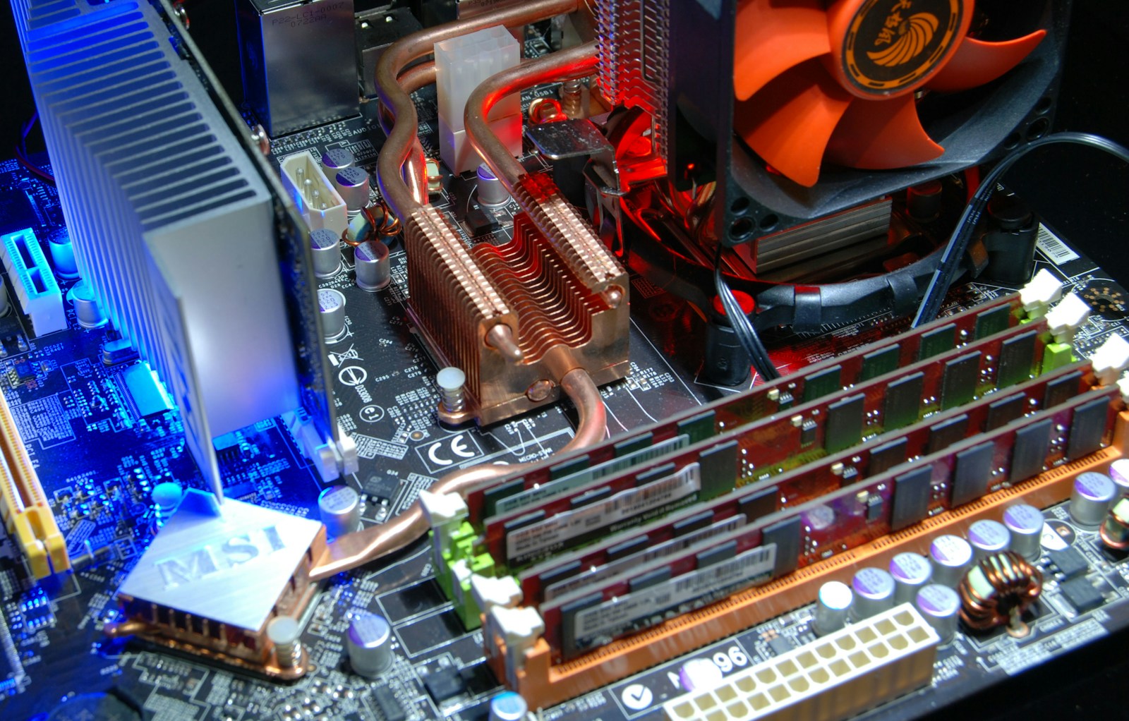 Placa-mãe de computador com memória RAM e sistema de refrigeração