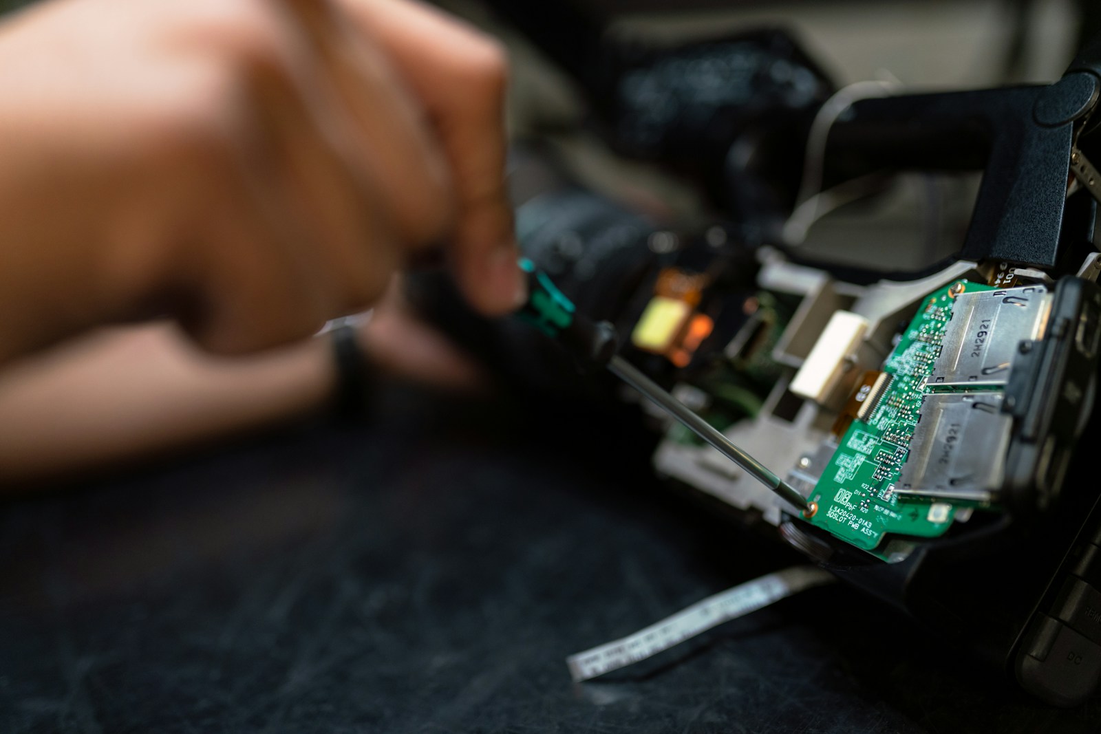 Técnico de informática montando placa de circuito eletrônico